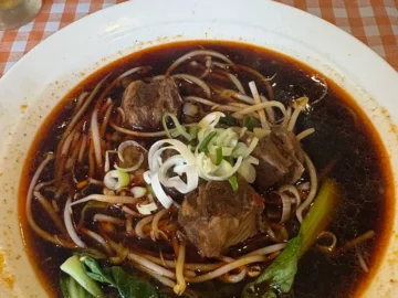 청주 성안길, 기린면방에서 맛보는 대만 골목의 깊은 맛: 잊을 수 없는 우육탕면 한 그릇의 추억과 새로운 발견이 있는 맛집 기행