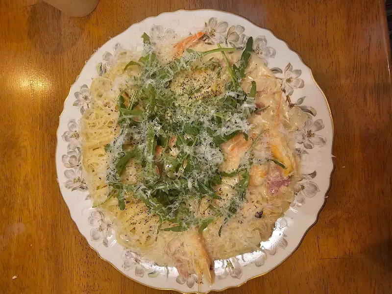 루꼴라가 듬뿍 올려진 파스타