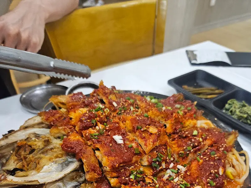 매콤한 양념에 버무려진 황태찜