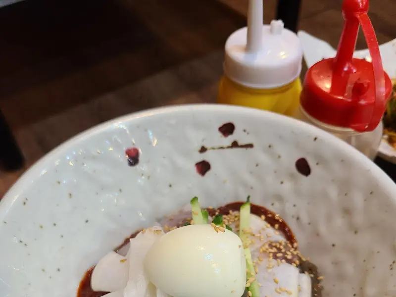 깔끔하게 정돈된 테이블