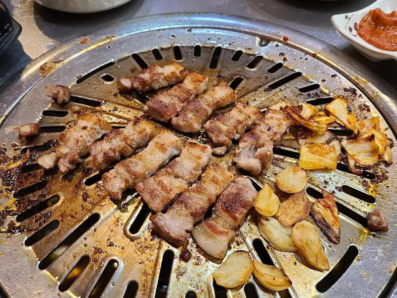 노릇노릇 구워지는 삼겹살