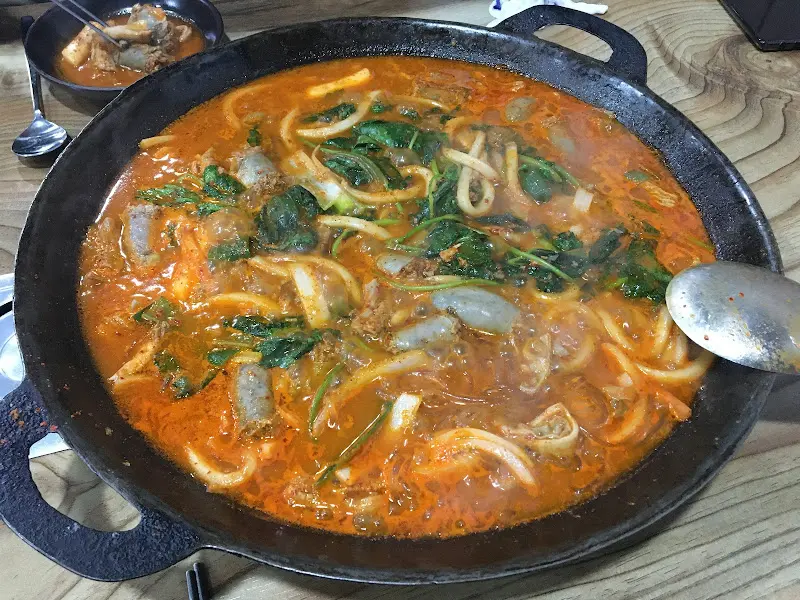 보글보글 끓는 순대곱창전골