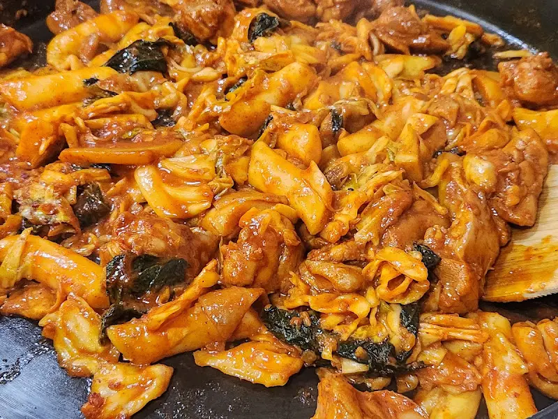 매콤한 양념에 볶아진 닭갈비