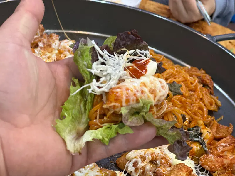 닭갈비를 쌈에 싸서 먹는 모습