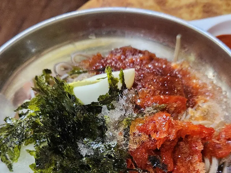 얼음이 살짝 녹아 더욱 시원해 보이는 동치미 막국수