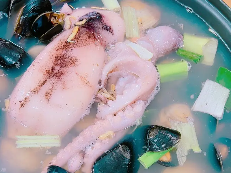 싱싱한 해산물이 가득한 해물 손칼국수