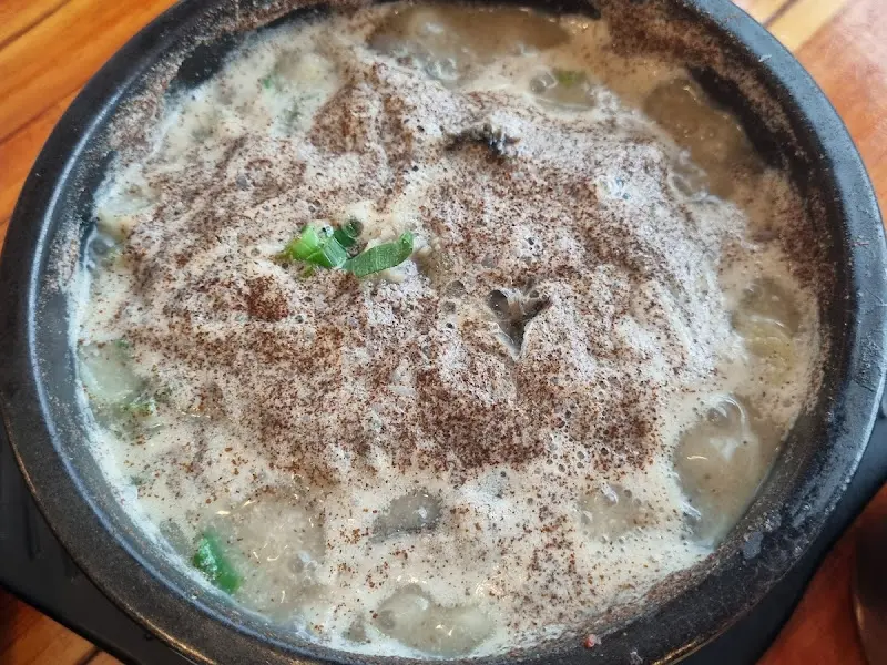 뽀얀 국물에 들깨가루가 듬뿍 뿌려진 내장탕