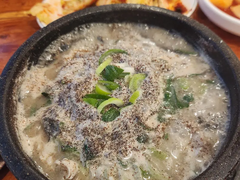 들깨가루 듬뿍 뿌려진 내장탕