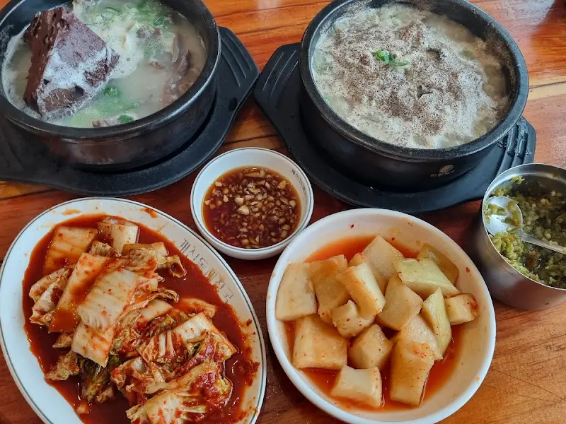 선지가 큼지막하게 들어간 해장국