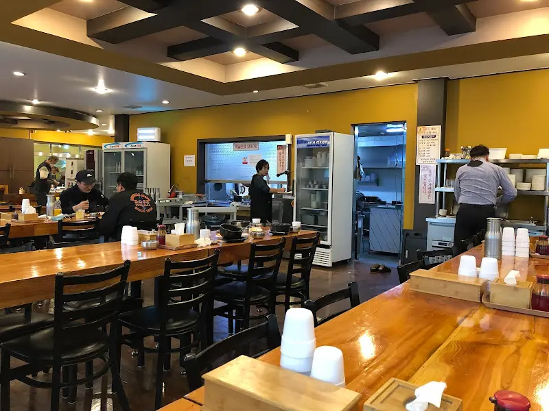 점심시간이 지난 시간에도 손님들이 많았어요.