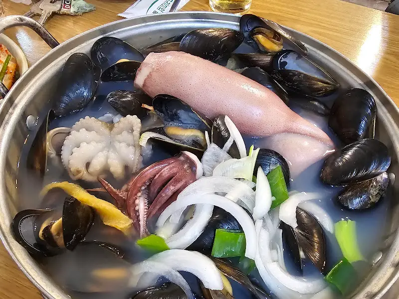 해산물이 가득한 해물굴칼국수