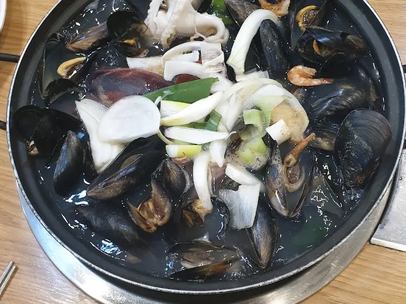 보글보글 끓는 해물굴칼국수