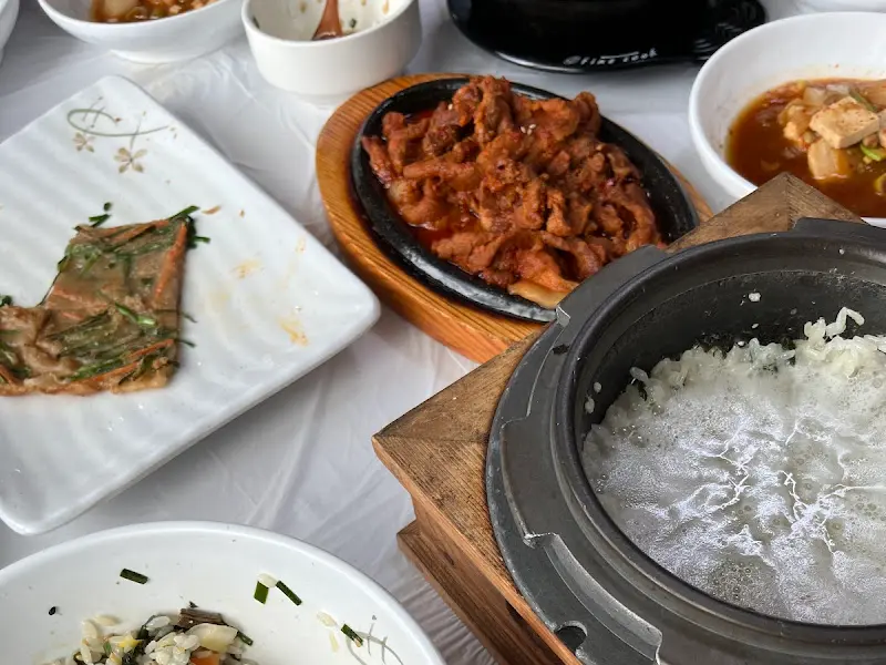 돌솥밥과 육전, 코다리 냉면 등 다채로운 반찬들