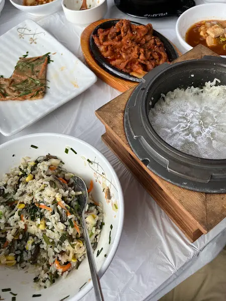 돌솥에 뜨거운 물을 부어 만든 구수한 누룽지