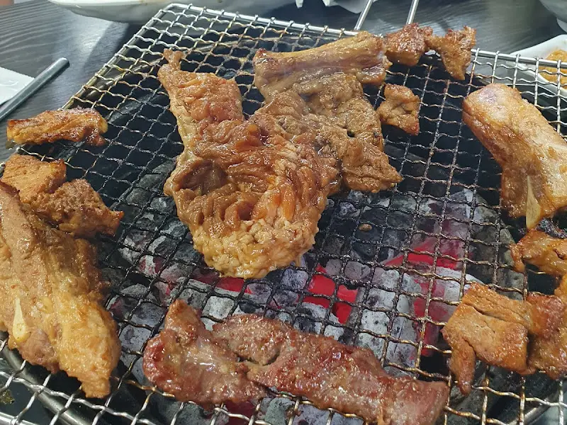 숯불 위에서 익어가는 돼지갈비