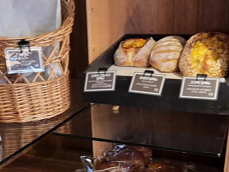 다양한 종류의 빵이 진열된 모습