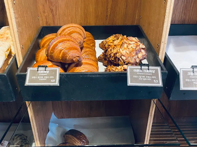 다양한 빵이 진열된 모습