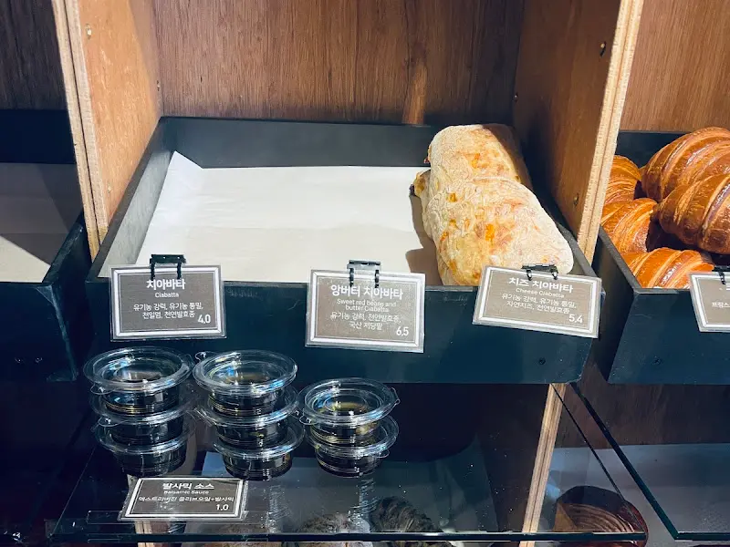 다양한 빵이 진열된 모습