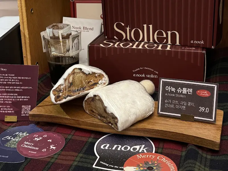 디저트 빵과 커피