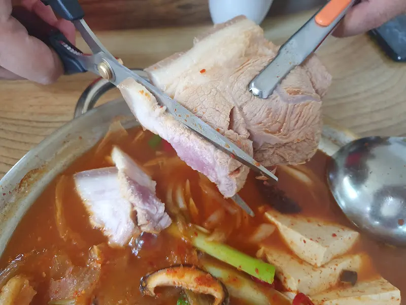 갈비 자르는 모습