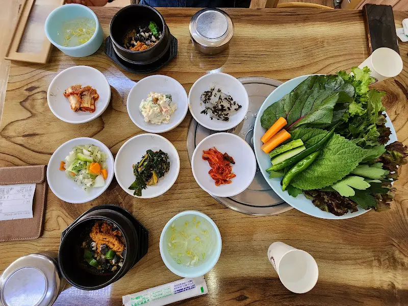 푸짐한 쌈 채소와 밑반찬