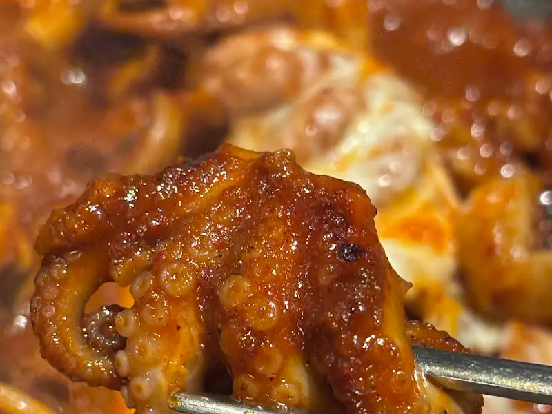 젓가락으로 집어 올린 윤기 좔좔 흐르는 쭈꾸미