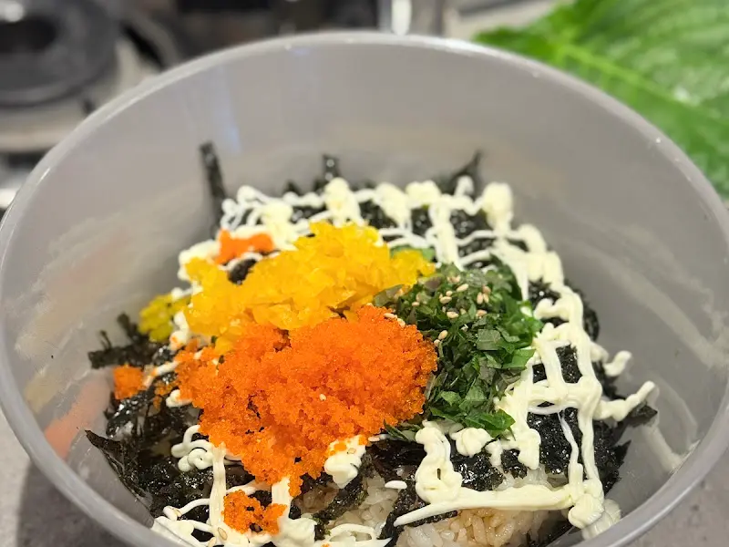 톡톡 터지는 날치알이 가득한 주먹밥