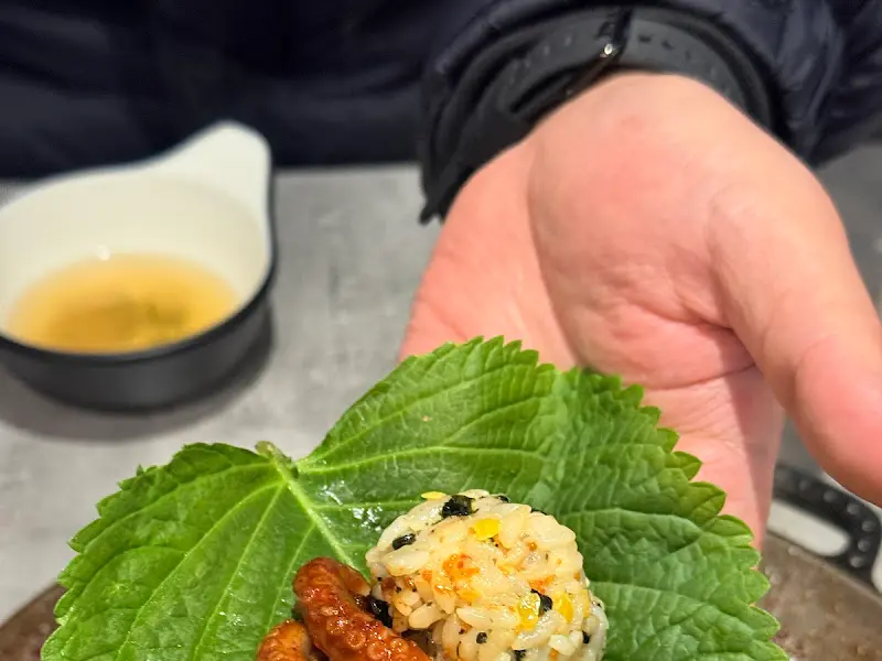 깻잎 위에 쭈꾸미와 주먹밥을 올려 한 입에 쏙!