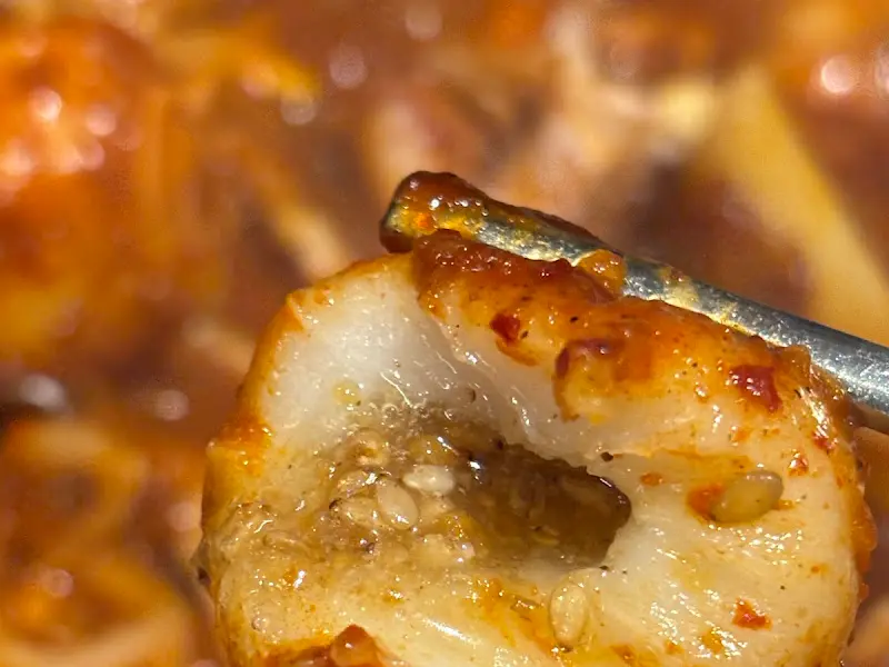 젓가락으로 집어 올린 쭈꾸미 단면