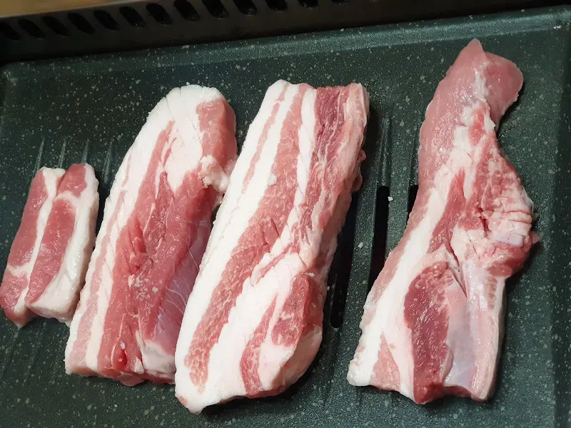 불판 위에 익어가는 삼겹살