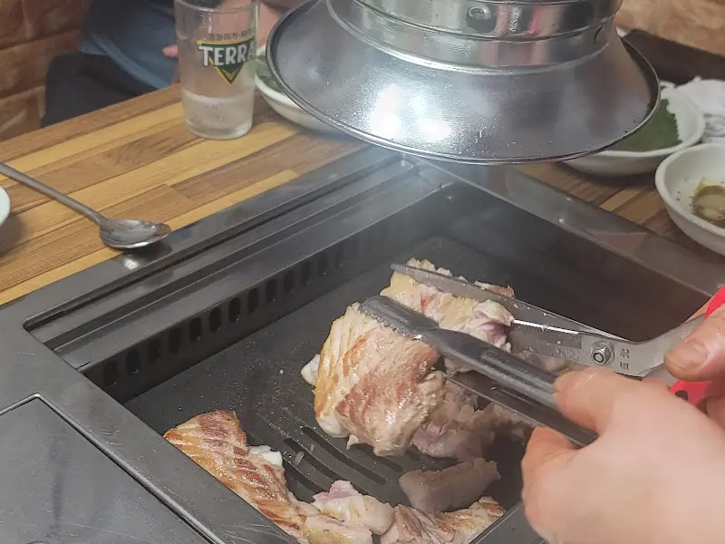 삼겹살 자르는 모습