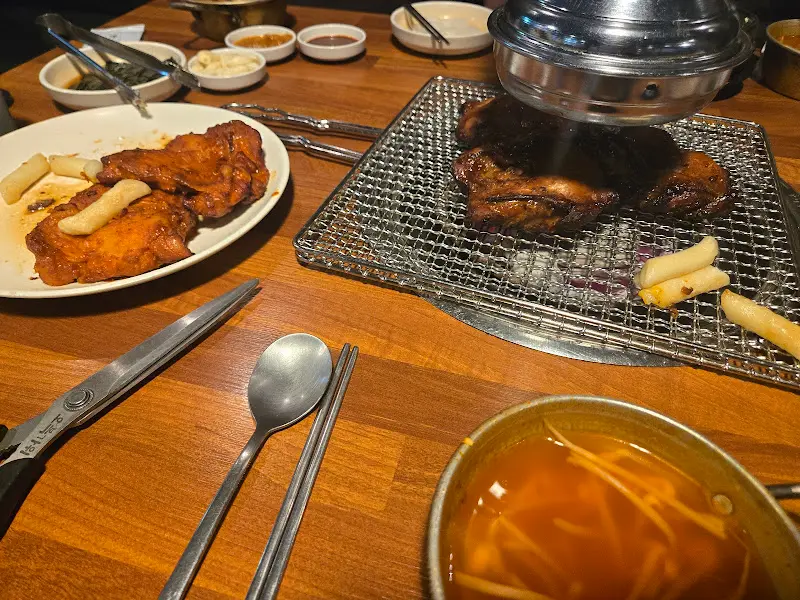 숯불 위에서 구워지는 돼지갈비