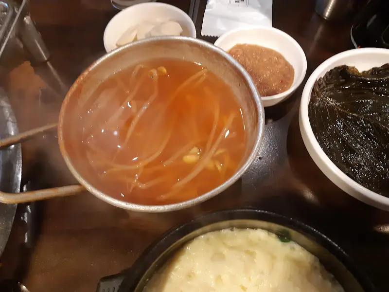 콩나물국, 깻잎, 쌈장 등 다양한 밑반찬