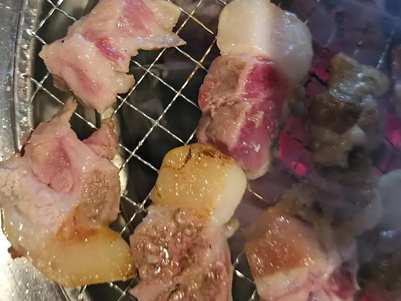 불판 위에서 익어가는 꼬들목살