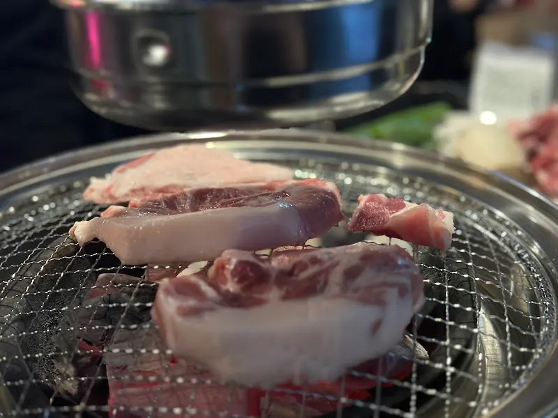 불판 위의 고기