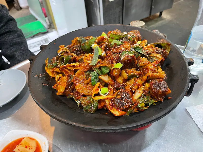 철판 위에 볶아져 나온 곱창볶음 사진