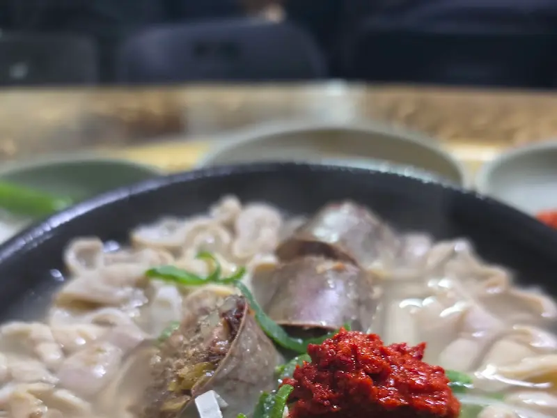 다진 양념이 올려진 순대국밥