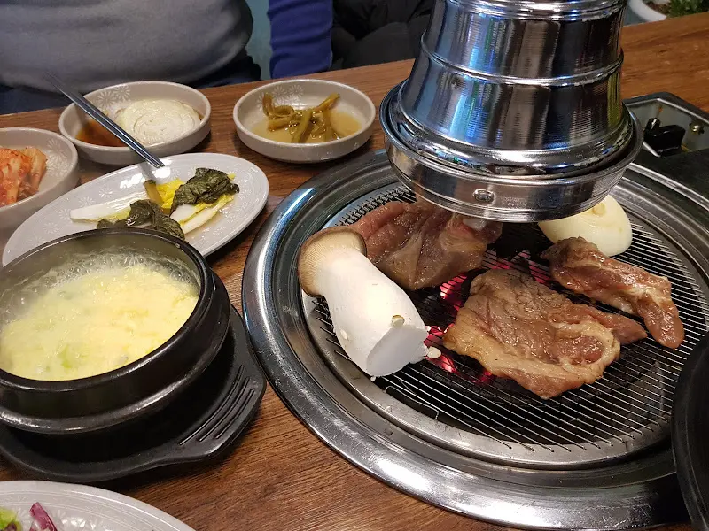 숯불 위에서 구워지는 돼지갈비