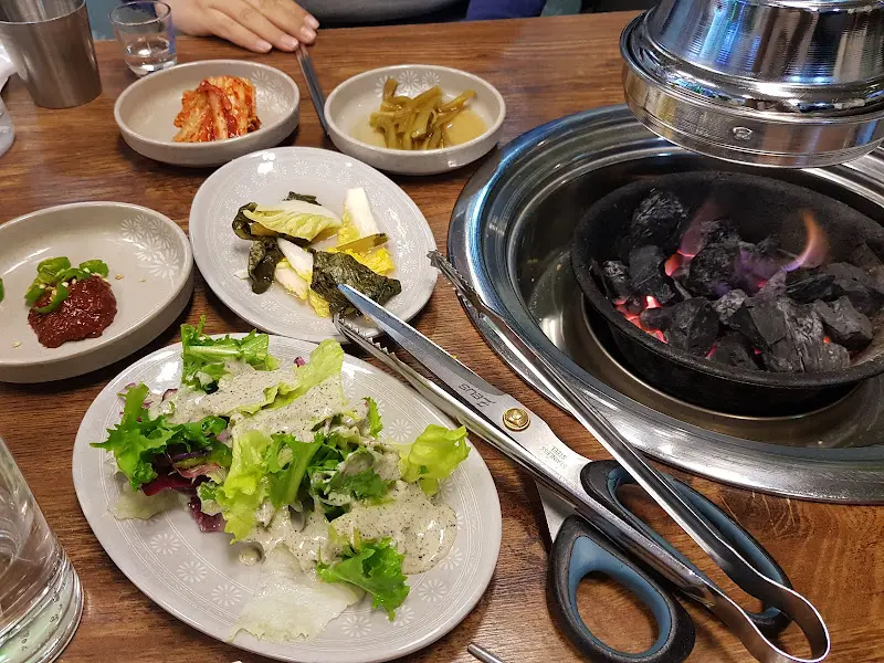 다양한 반찬과 숯불