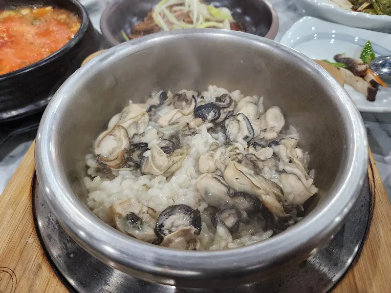 윤기가 흐르는 굴밥