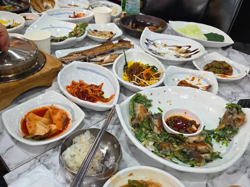 반찬을 깨끗하게 비운 모습