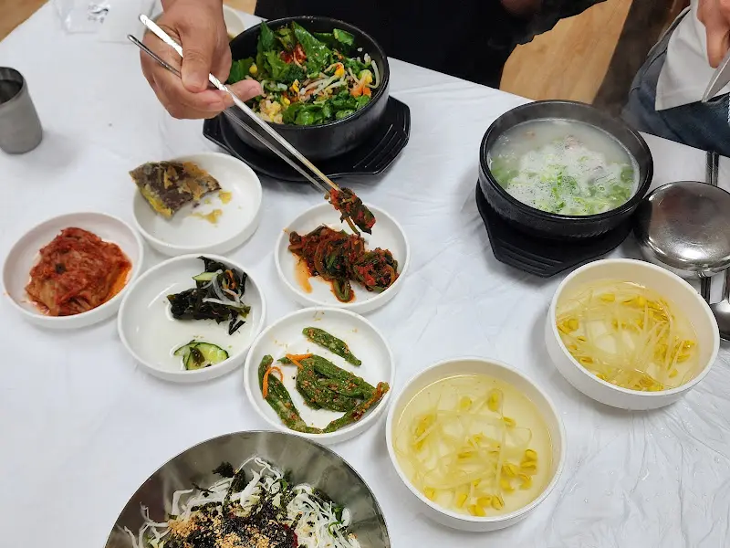 다양한 반찬과 육회비빔밥