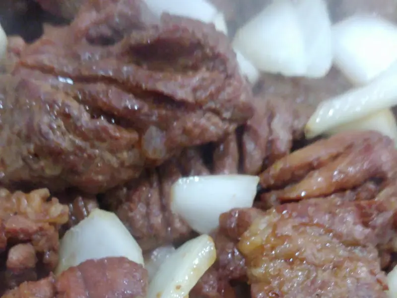 돌판 위에 지글지글 익어가는 석갈비