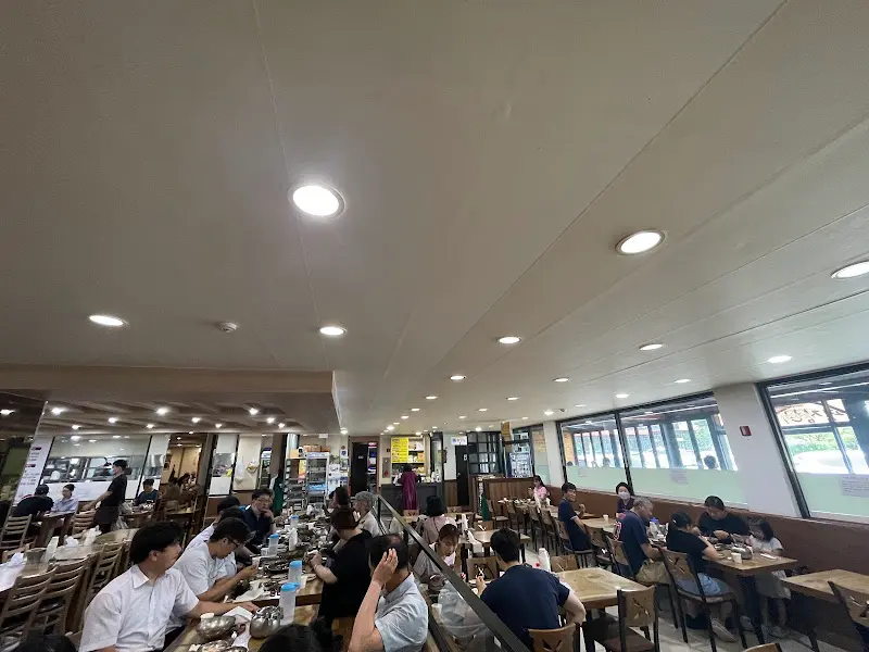 손님들로 북적이는 내부