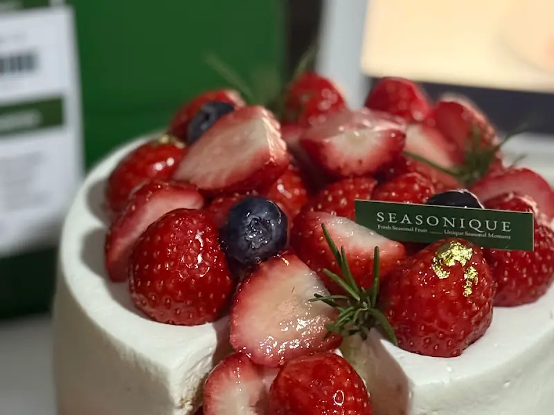 딸기 와르르 케이크 근접 사진