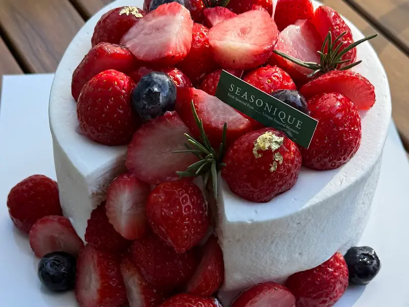 딸기 와르르 케이크 단면