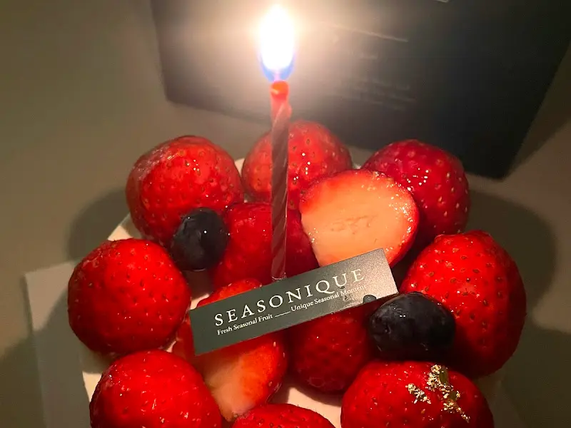 초가 켜진 딸기 와르르 케이크