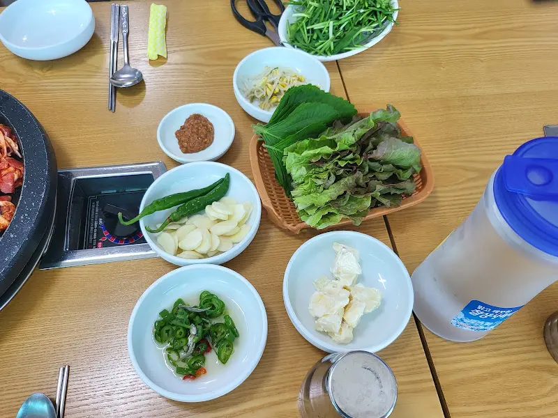 싱싱한 쌈 채소와 곁들여 먹는 오리 불고기의 조화는 환상적이다.