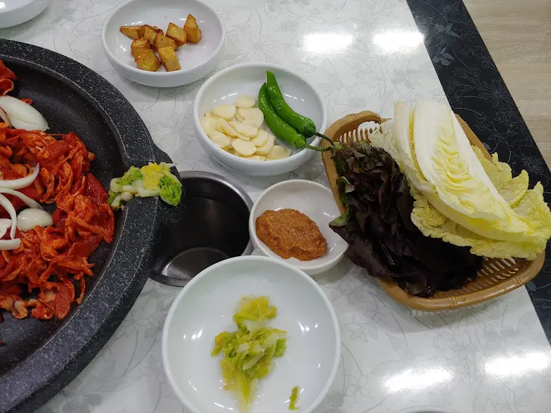 다양한 밑반찬과 함께 불판 위에서 익어가는 오리 불고기는 최고의 만찬이다.