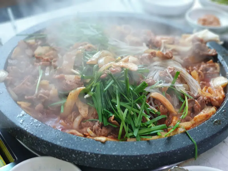 뜨겁게 끓고 있는 오리탕의 모습은 보기만 해도 든든하다.